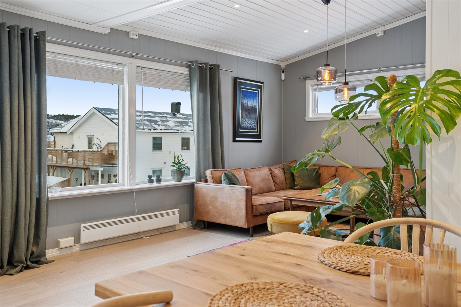 Stuen og kjøkkenet er på hele 54 kvm og har med det svært god plass til sofagruppe og spisegruppe. Galleribilde