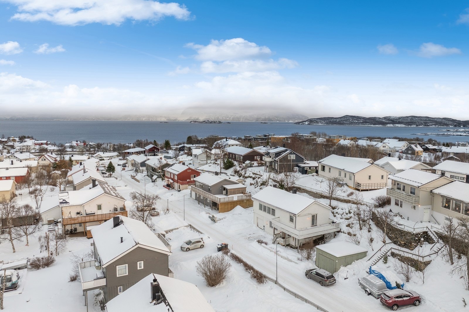 En innholdsrik enebolig med familievennlig planløsning over to etasjer. Galleribilde