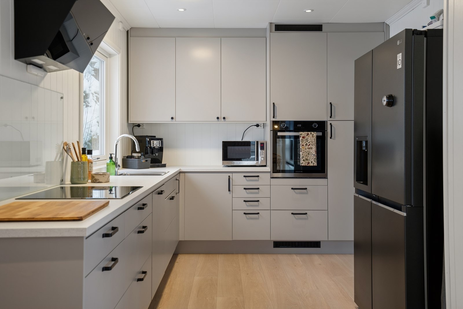 Lekkert og tidløst kjøkken med alt en behøver. Kjøkkenet er fra 2022 i følge takstrapport. Galleribilde