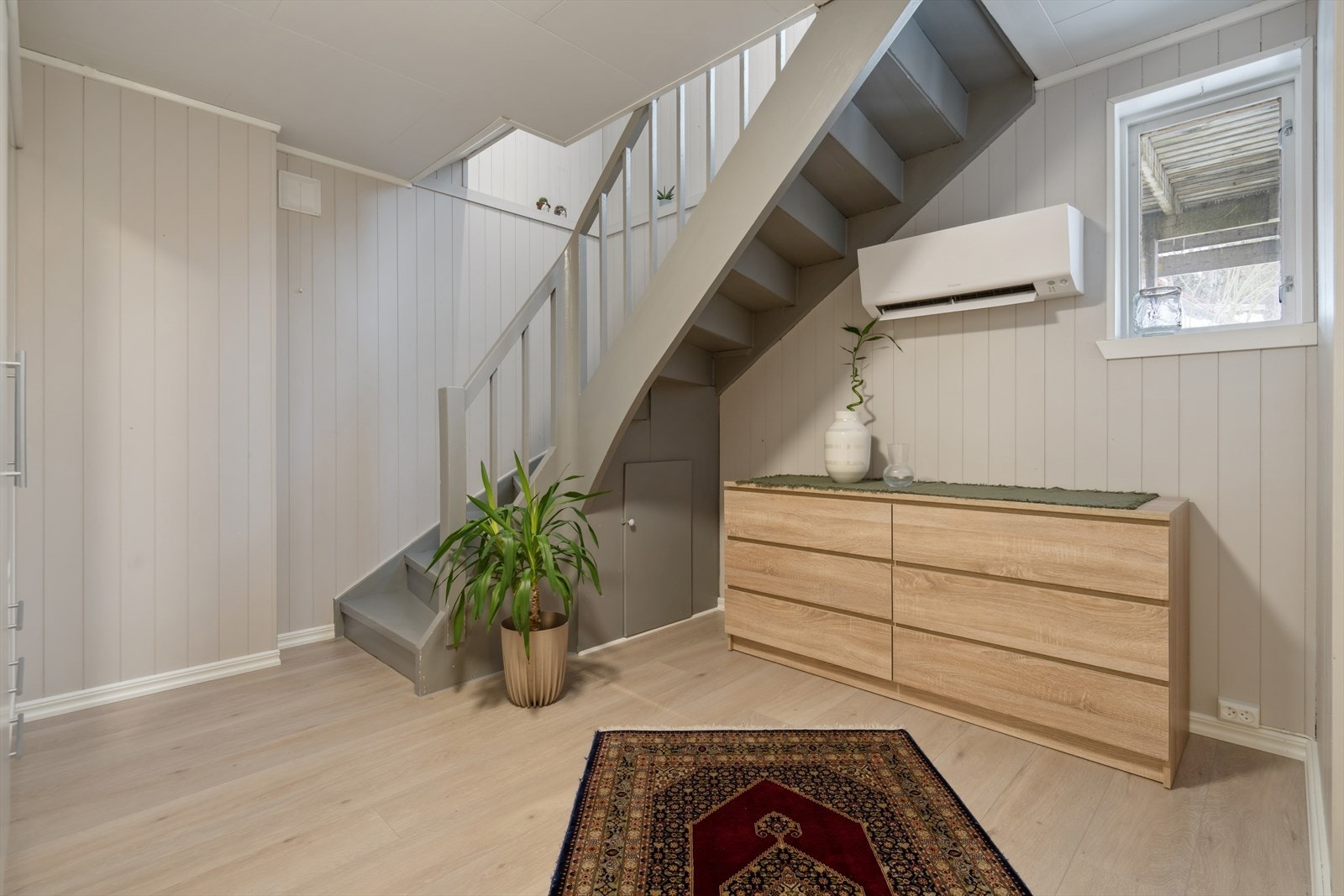 Det er to varmepumper i hus, en i entréen og en ved spisegruppen i hovedetasjen. Galleribilde