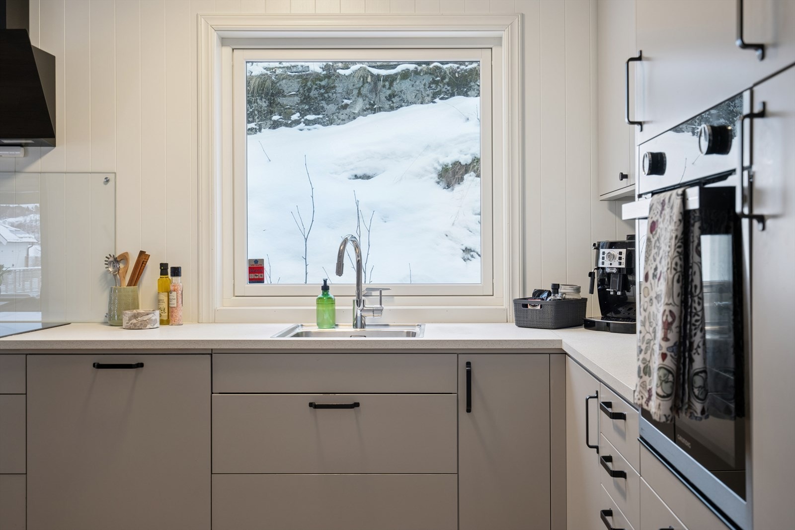 Det er et godt arbeidskjøkken med delvis åpen løsning mot stuen. Galleribilde