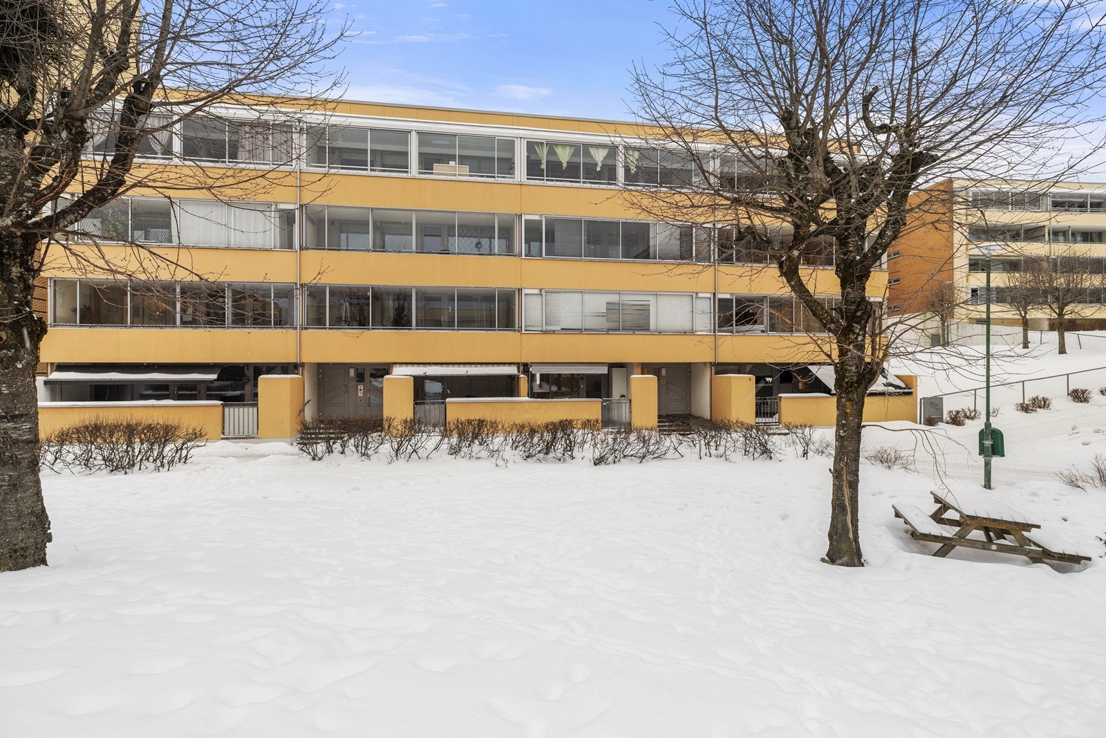 Bygningen har en fasade forblendet med teglstein og fasadeplater. Galleribilde