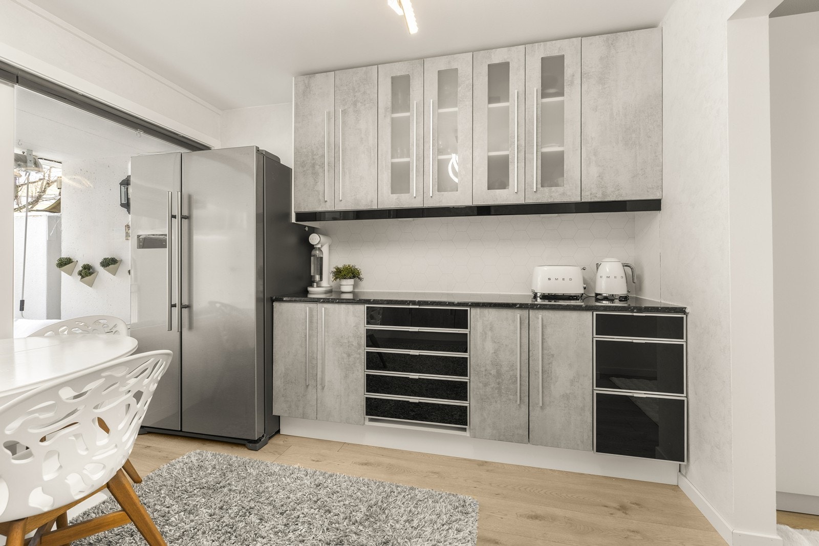 Innredningen inkluderer frittstående kjøleskap og oppvaskmaskin. Galleribilde