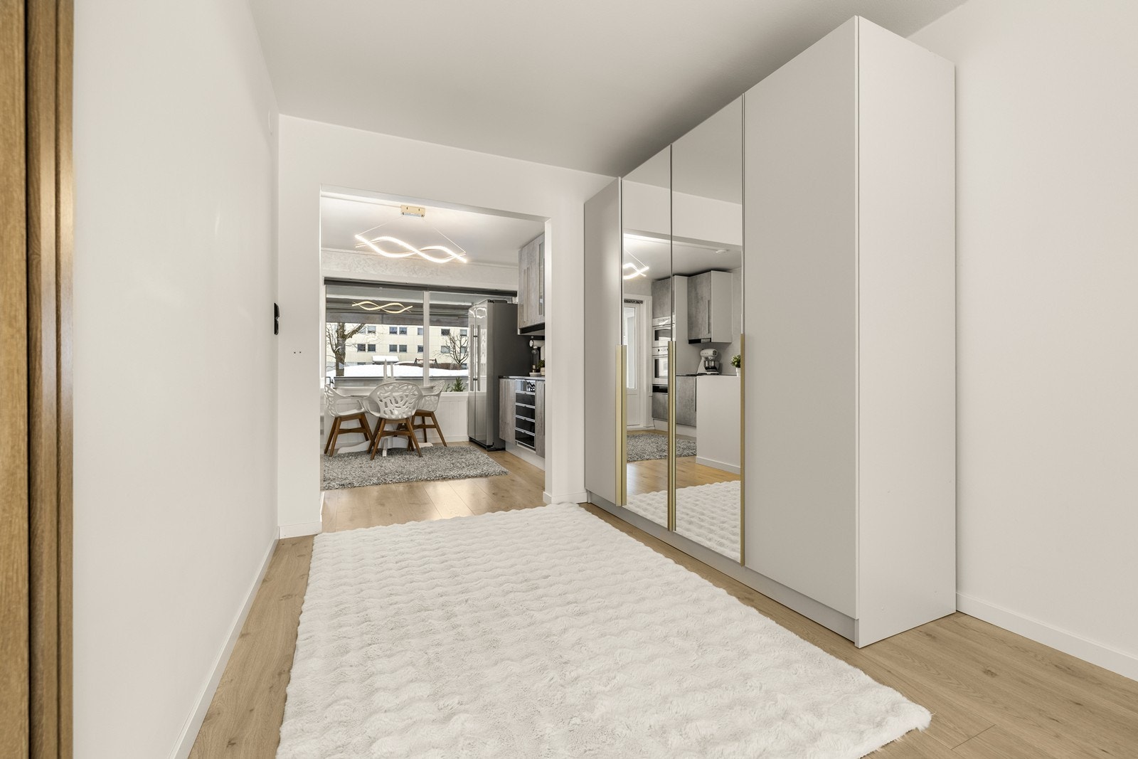 Gode oppbevaringsmuligheter i romslig garderobeskap med speilfronter. Galleribilde