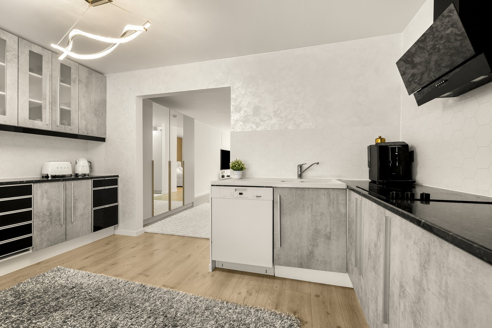 Kjøkkenet er praktisk utformet med laminat benkeplate og ventilator. Galleribilde