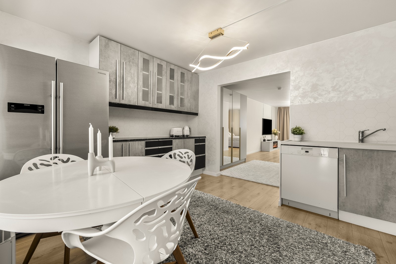 Den åpne løsningen mot stuen gjør kjøkkenet til et sosialt samlingspunkt. Galleribilde