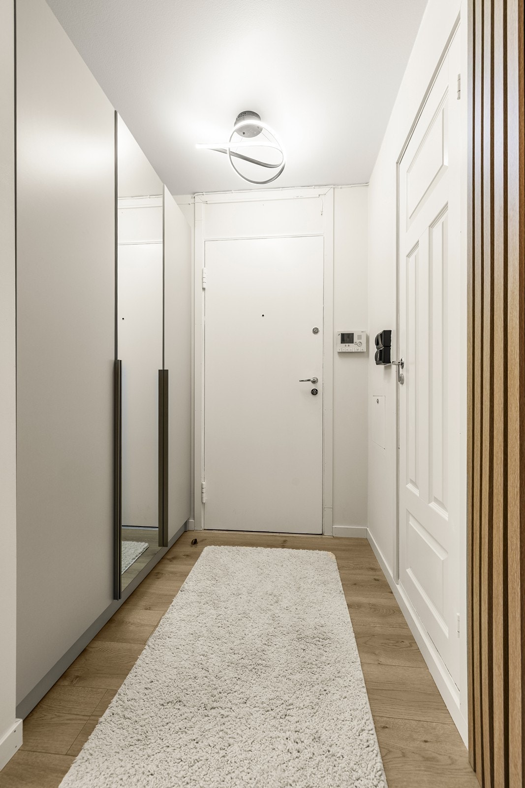 Fra entreen åpner leiligheten seg opp mot stuen og kjøkkenet Galleribilde