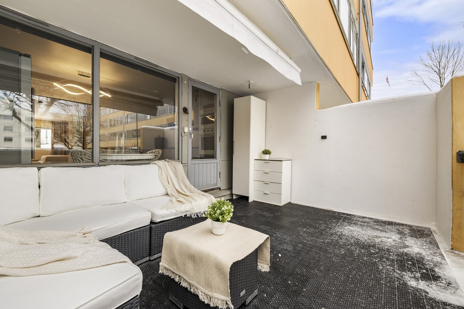 Uteplassen er delvis overbygget, noe som gir ly for vær og vind. Galleribilde