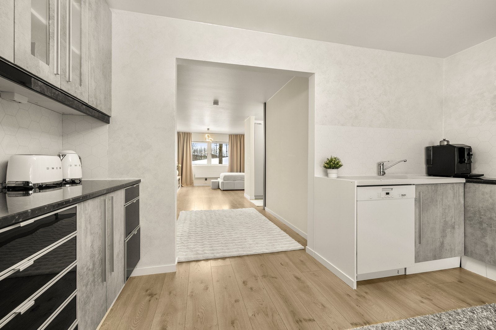 En smart planløsning gir en naturlig flyt mellom boligens ulike soner. Galleribilde