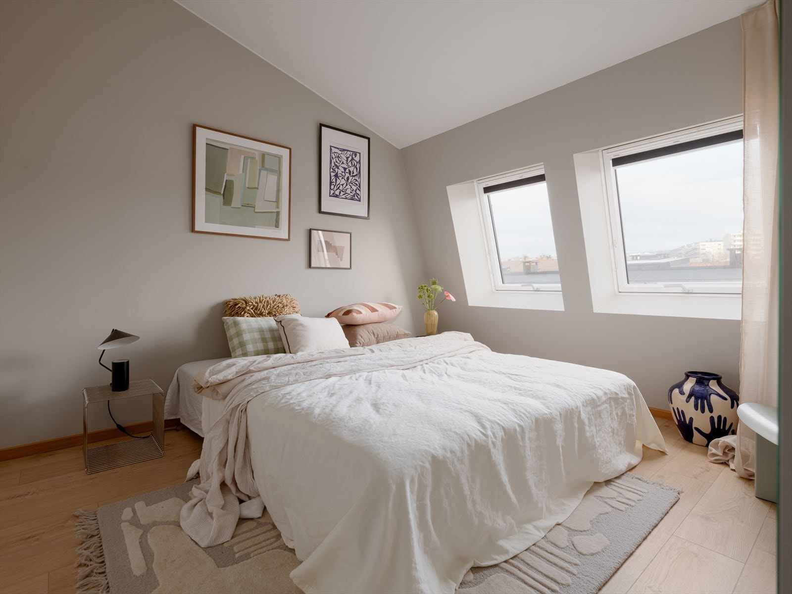 Soverom II er av en svært generøs størrelse med plass til stor seng, nattbord på begge sider og garderobe. Galleribilde