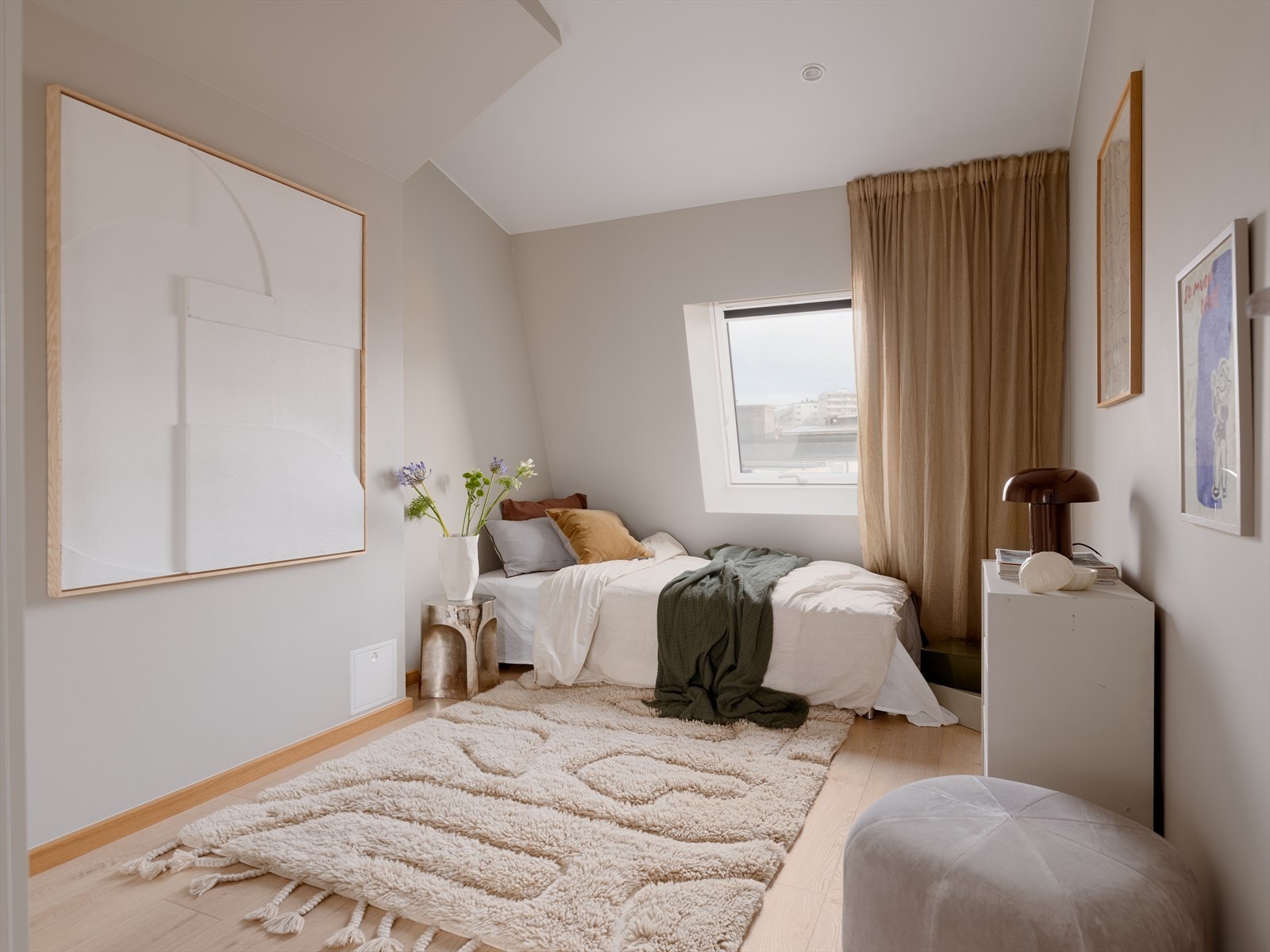 Soverom III. God plass til seng, pult og garderobe. Galleribilde