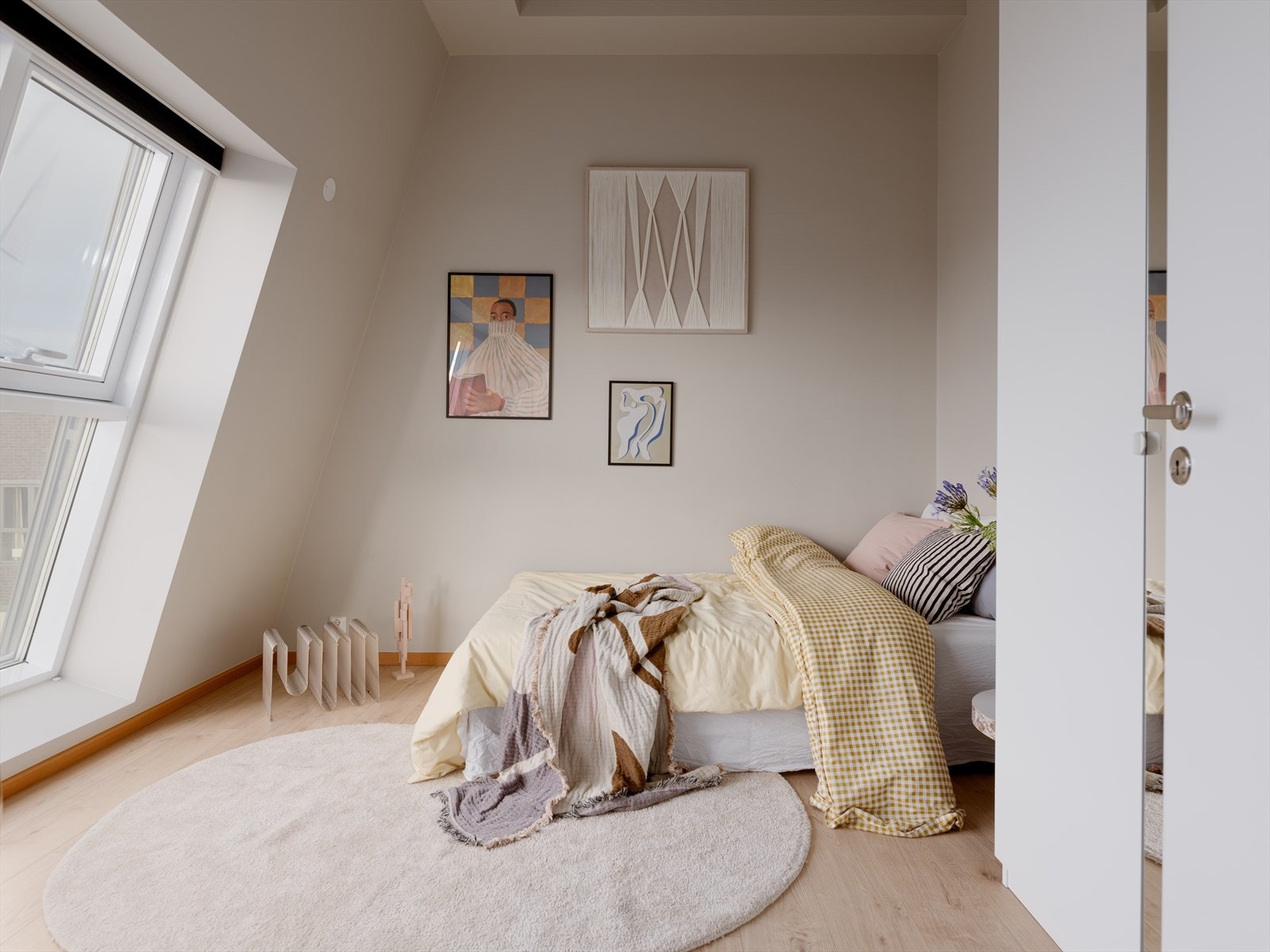 Soverom I. Rommet har god plass til dobbeltseng, nattbord og garderobe. Galleribilde