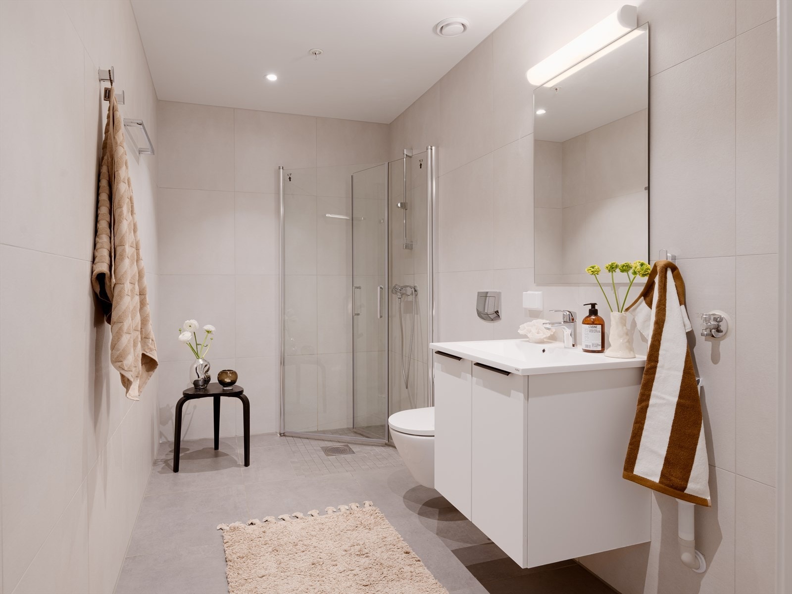 Bad I. Et romslig bad med en stilren og delikat standard fra byggeår. Opplegg for vaskemaskin t.h. for servanten. Galleribilde