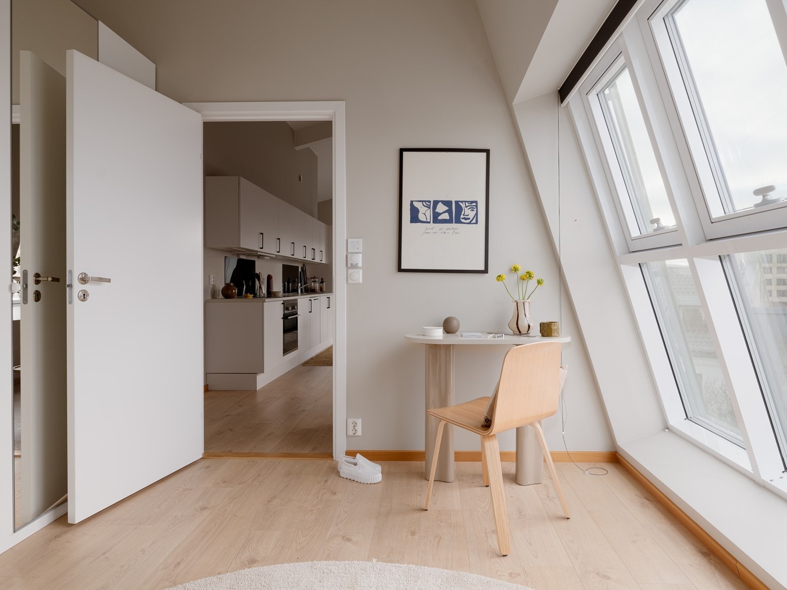 Sett fra soverom I mot stue/kjøkken. Galleribilde