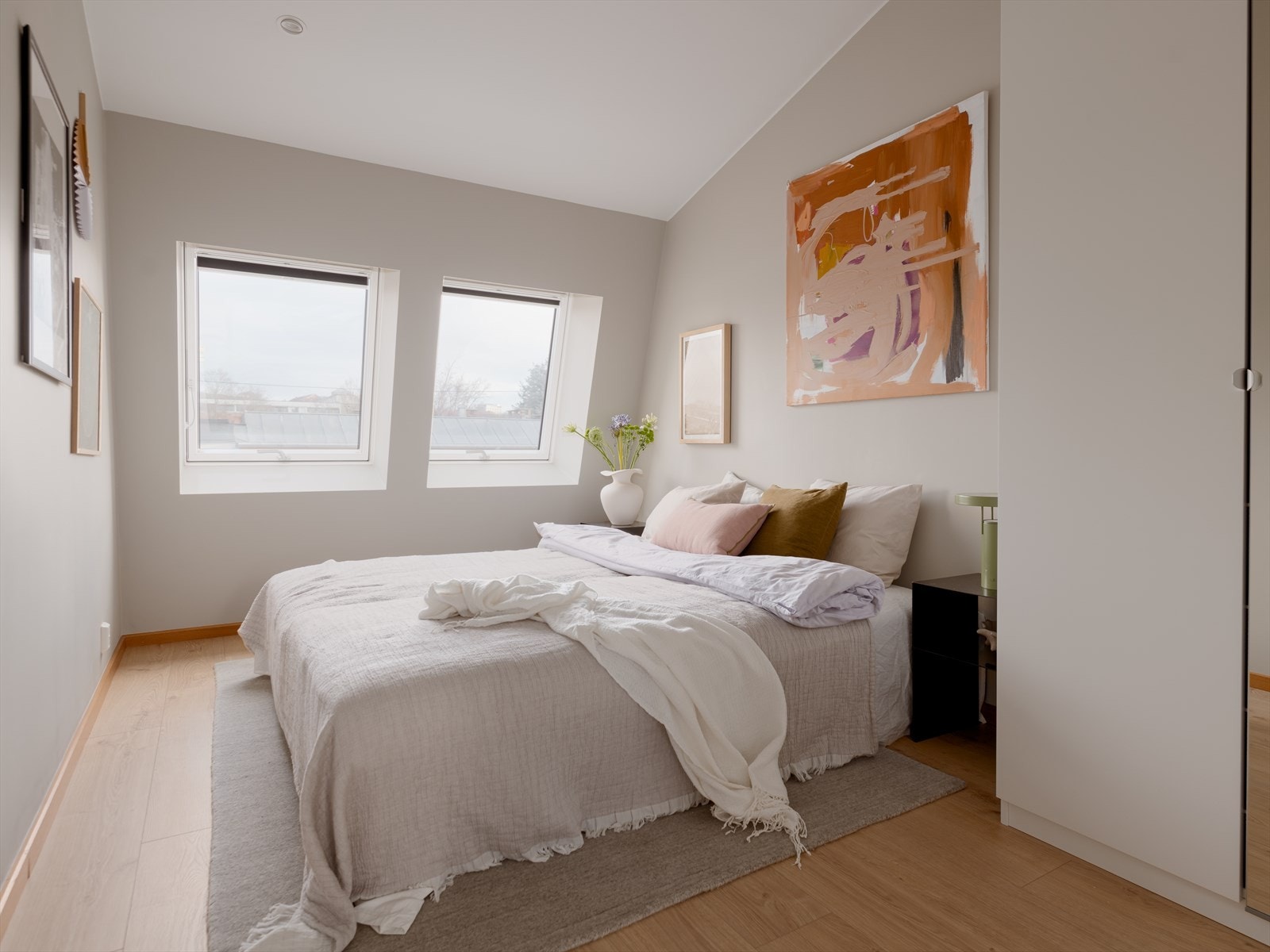 Soverom IV. Rommet er av god størrelse og holdt i behagelige fargetoner. Galleribilde