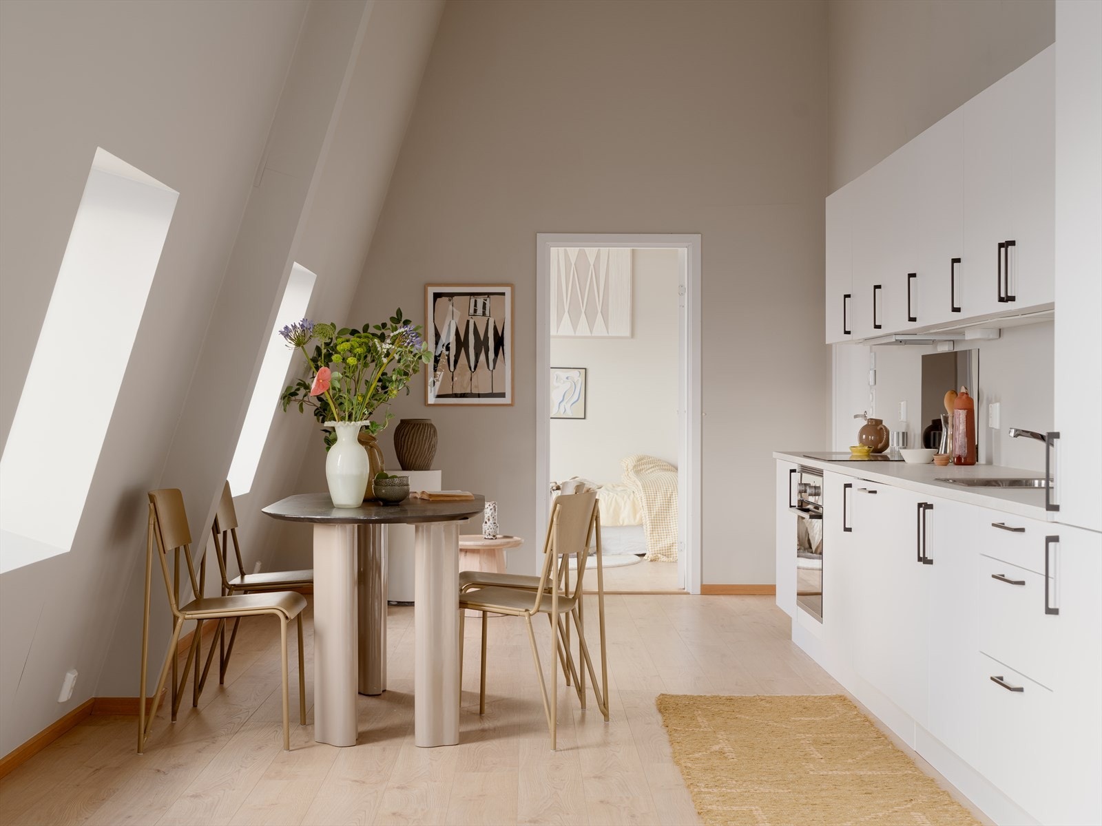 Kjøkkenet har en lys og tidsriktig innredning med soft-close og laminat benkeplate. Integrert komfyr, oppvaskmaskin og kjøl/frys. Galleribilde