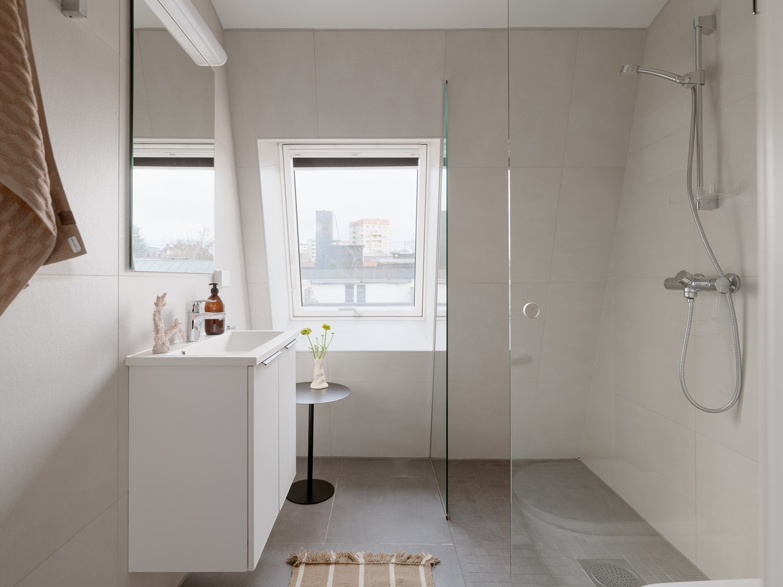 Bad II, innredet med servant, dusjhjørne og toalett. Galleribilde