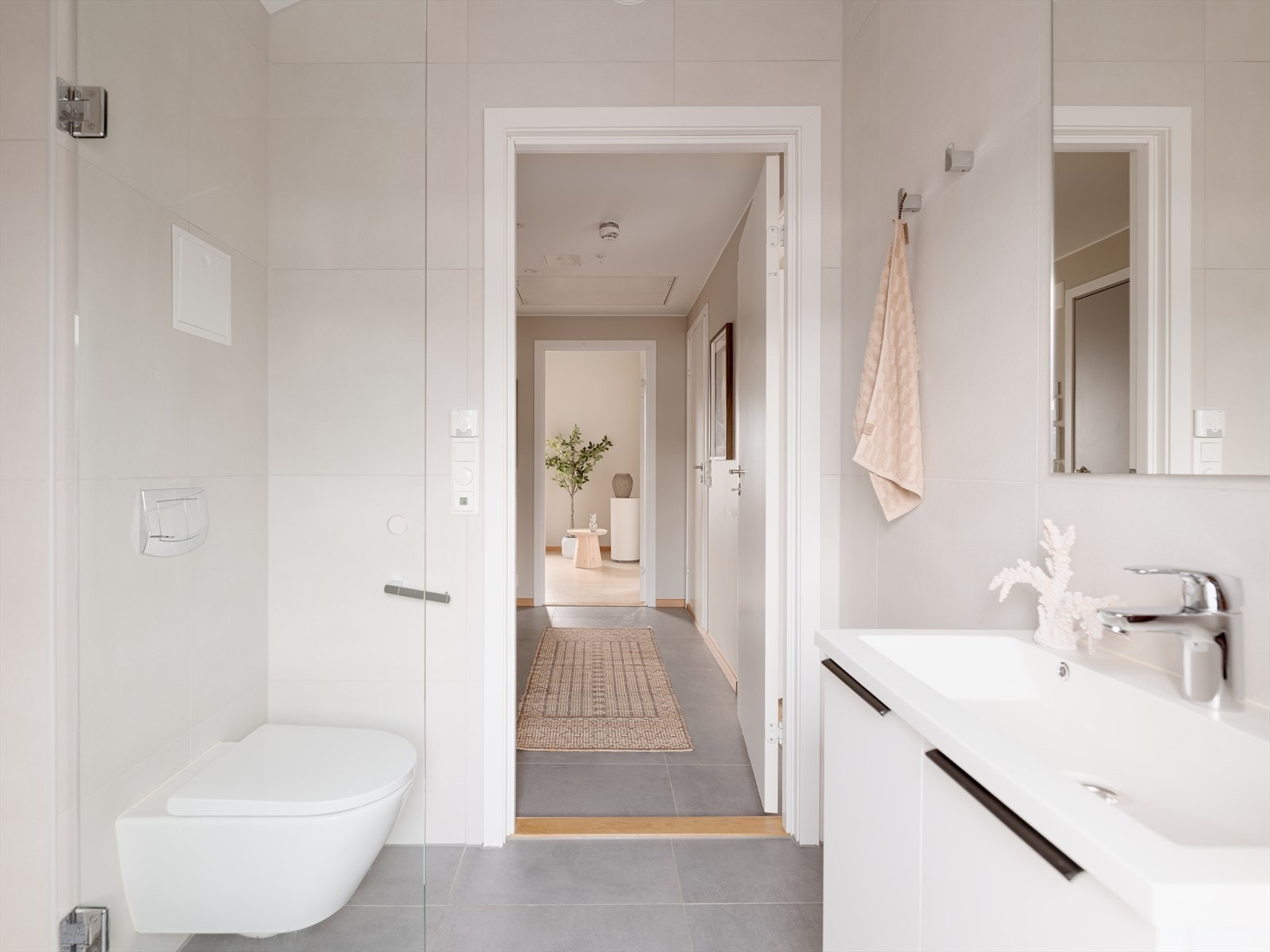 Vinduet gir et behagelig lysinnslipp til rommet. Galleribilde