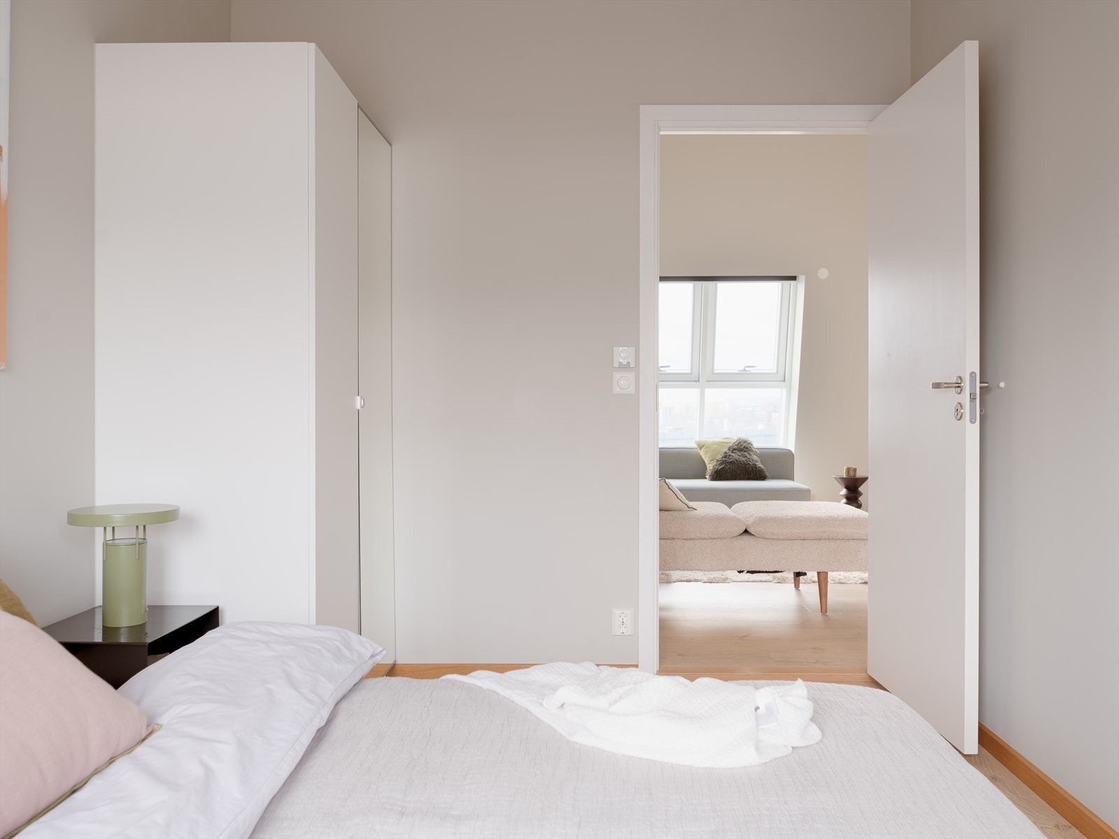 Klesoppbevaring i garderobeskap. Galleribilde