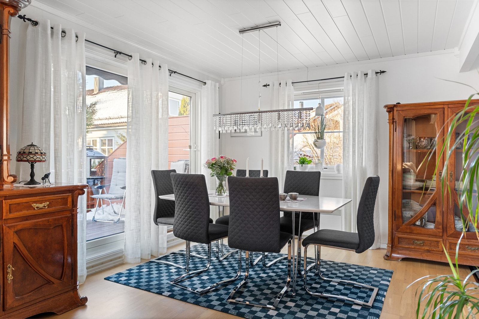 Fra spisestuen er det utgang til terrassen og hagen. Galleribilde