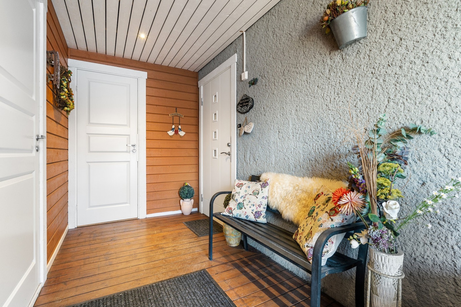 Overbygd og innbydende inngangsparti. Galleribilde