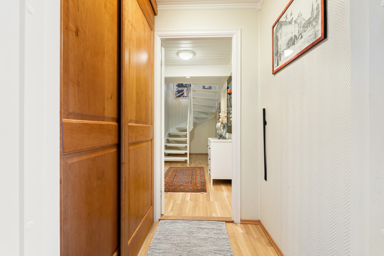 Romslig entré med god lagringsplass i skyvedørsgarderobe. Galleribilde