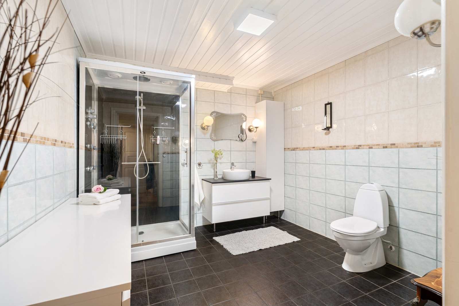 Stort flislagt bad med elektriske varmekabler i gulvet. Galleribilde