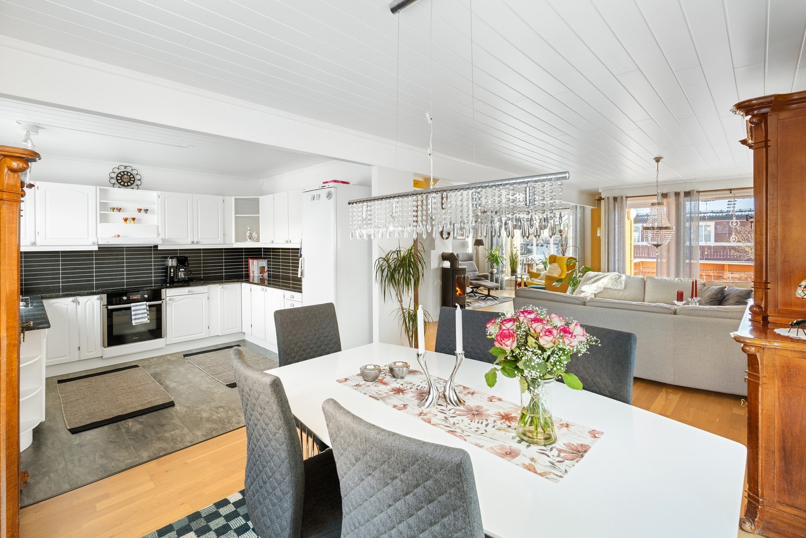 God plass til stort spisebord. Galleribilde