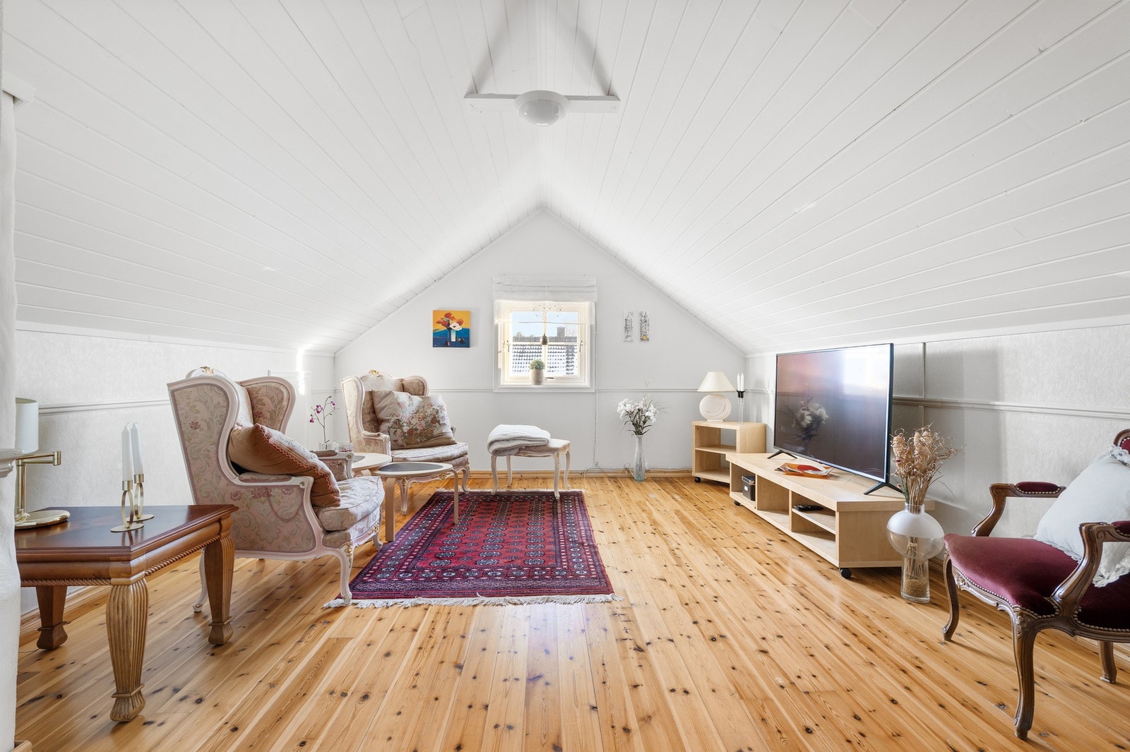 Praktisk med loftstue. Her er det mulig å sette opp en vegg for å etablere et soverom. Galleribilde