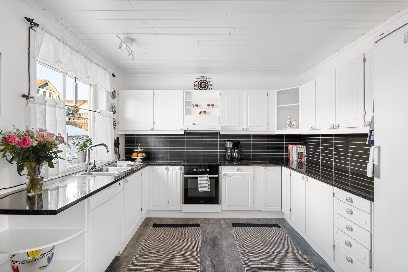 Stort kjøkken med mye skap og benkeplass. Galleribilde