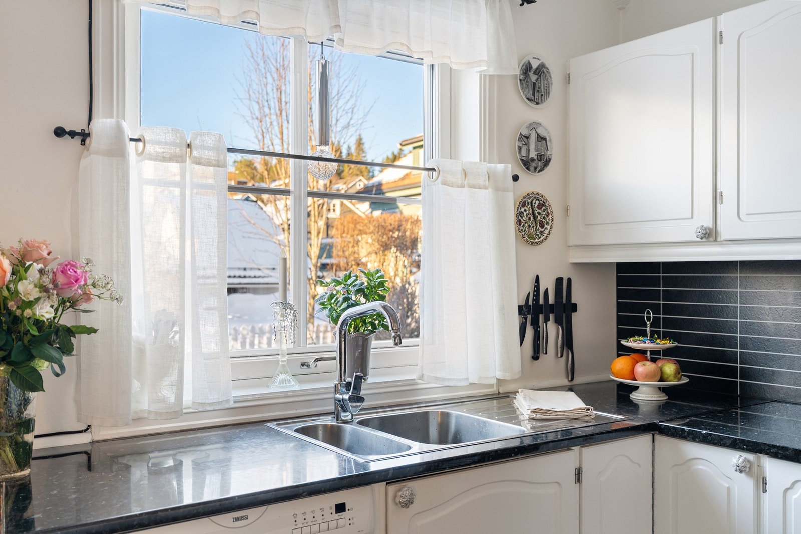 Vindu vendt ut mot hagen. Galleribilde