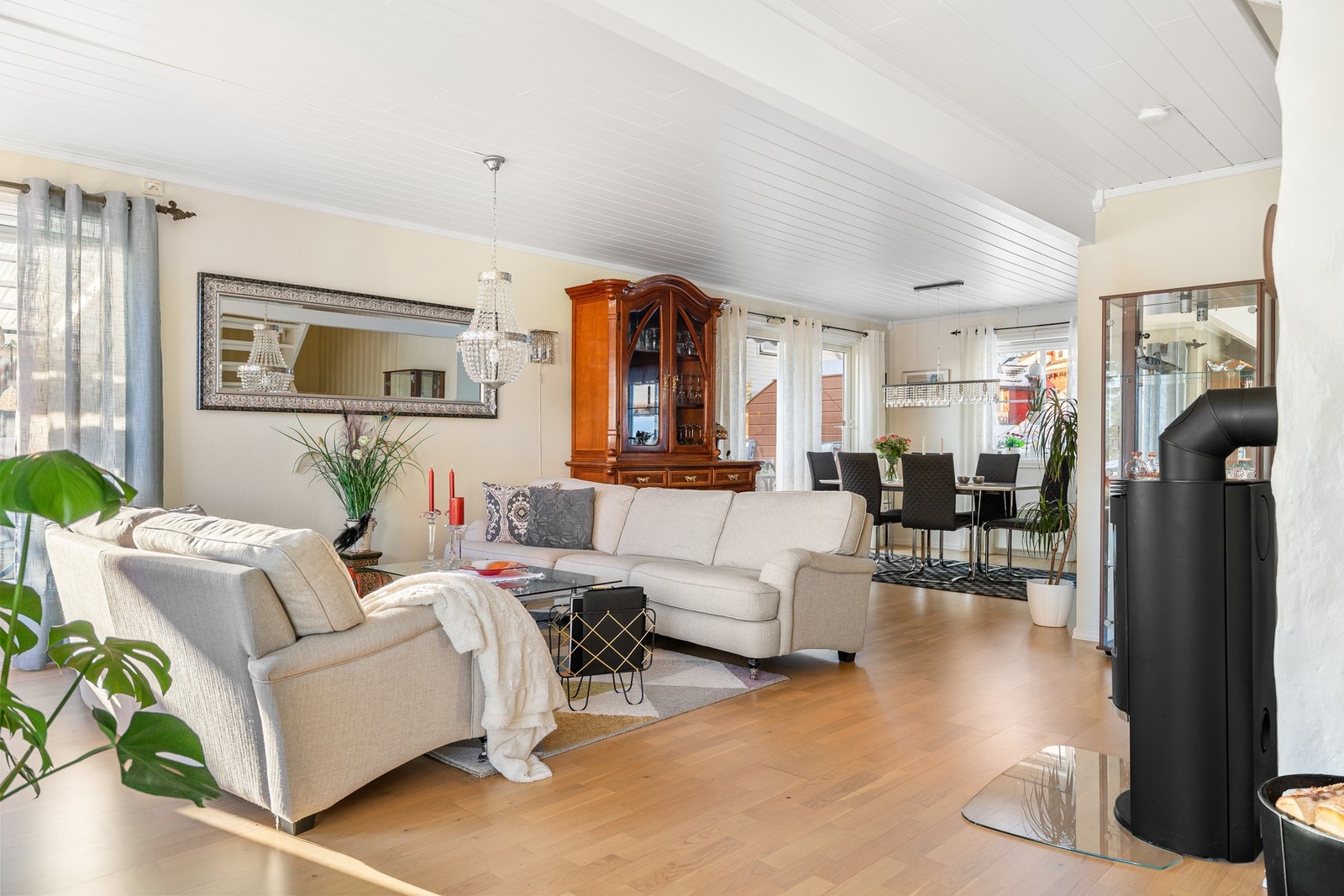 Boligen har vedfyring som skaper rimeligere oppvarming samt en god atmosfære. Galleribilde