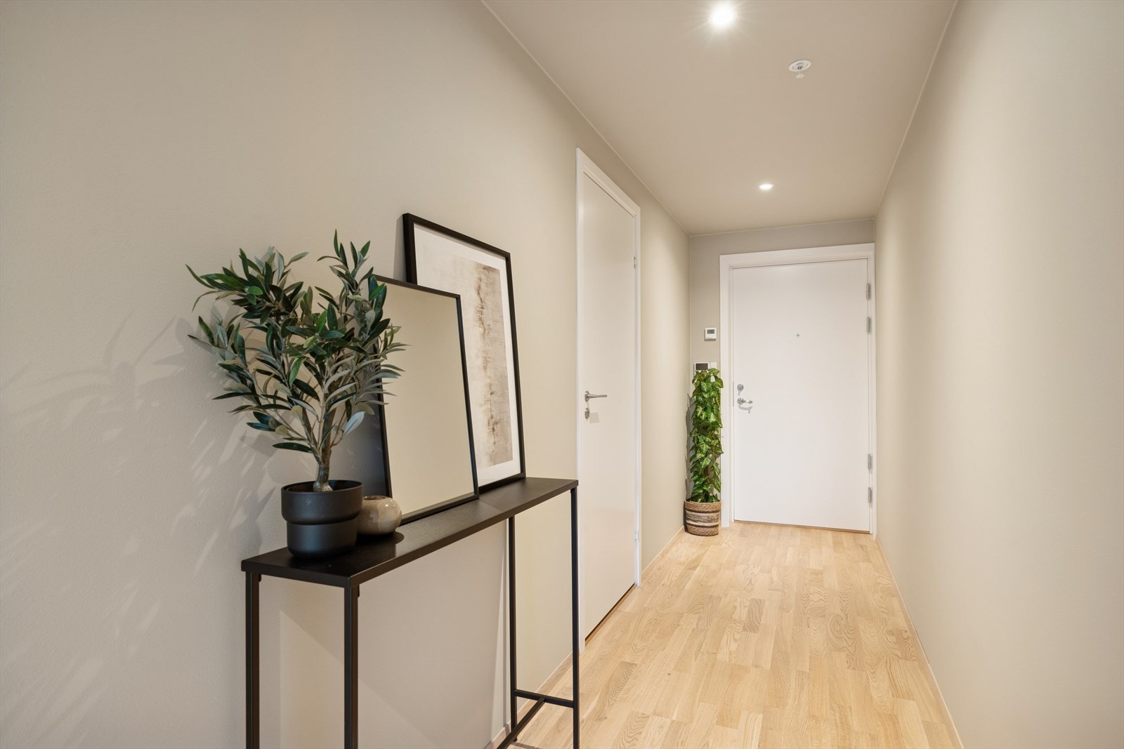 Bolgen har vannbåren gulvvarme og overflater er malt i en lys, tidsriktig farge. Galleribilde