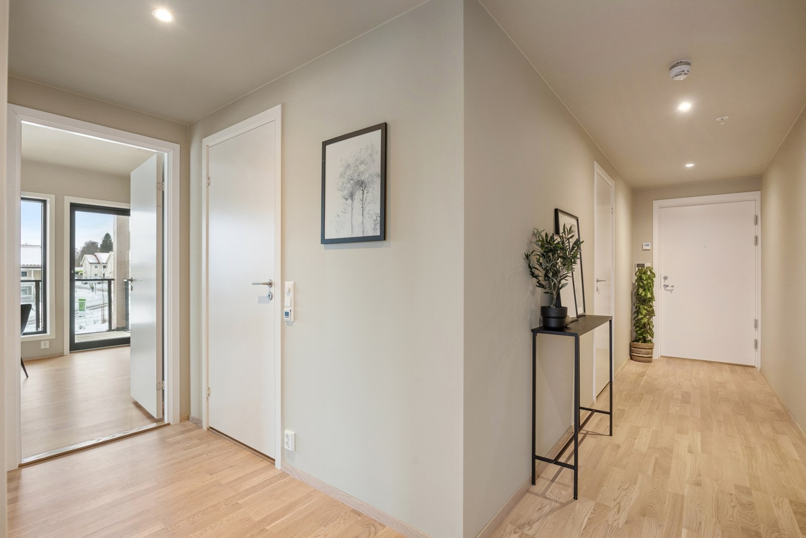 Lys gang med down-lights med dimmer, og inngang til den praktiske boden. Galleribilde