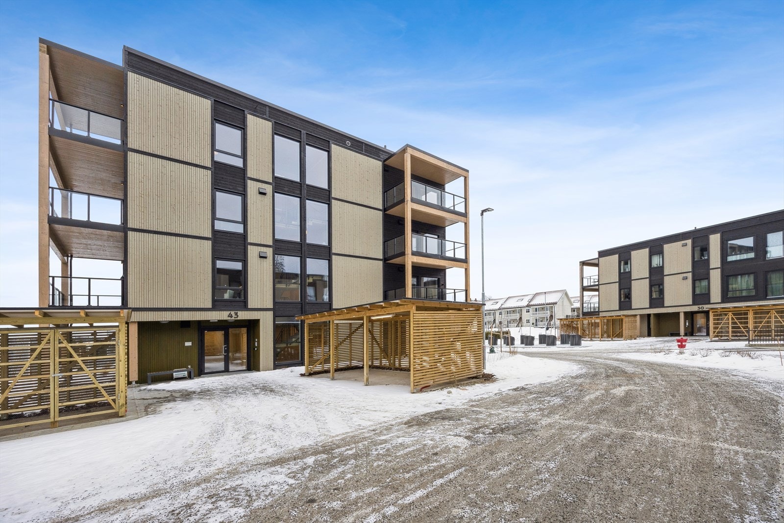 God sykkelparkering ved inngangen. Det er også mulighet for å kjøpe garasjeplass i kjeller. Galleribilde