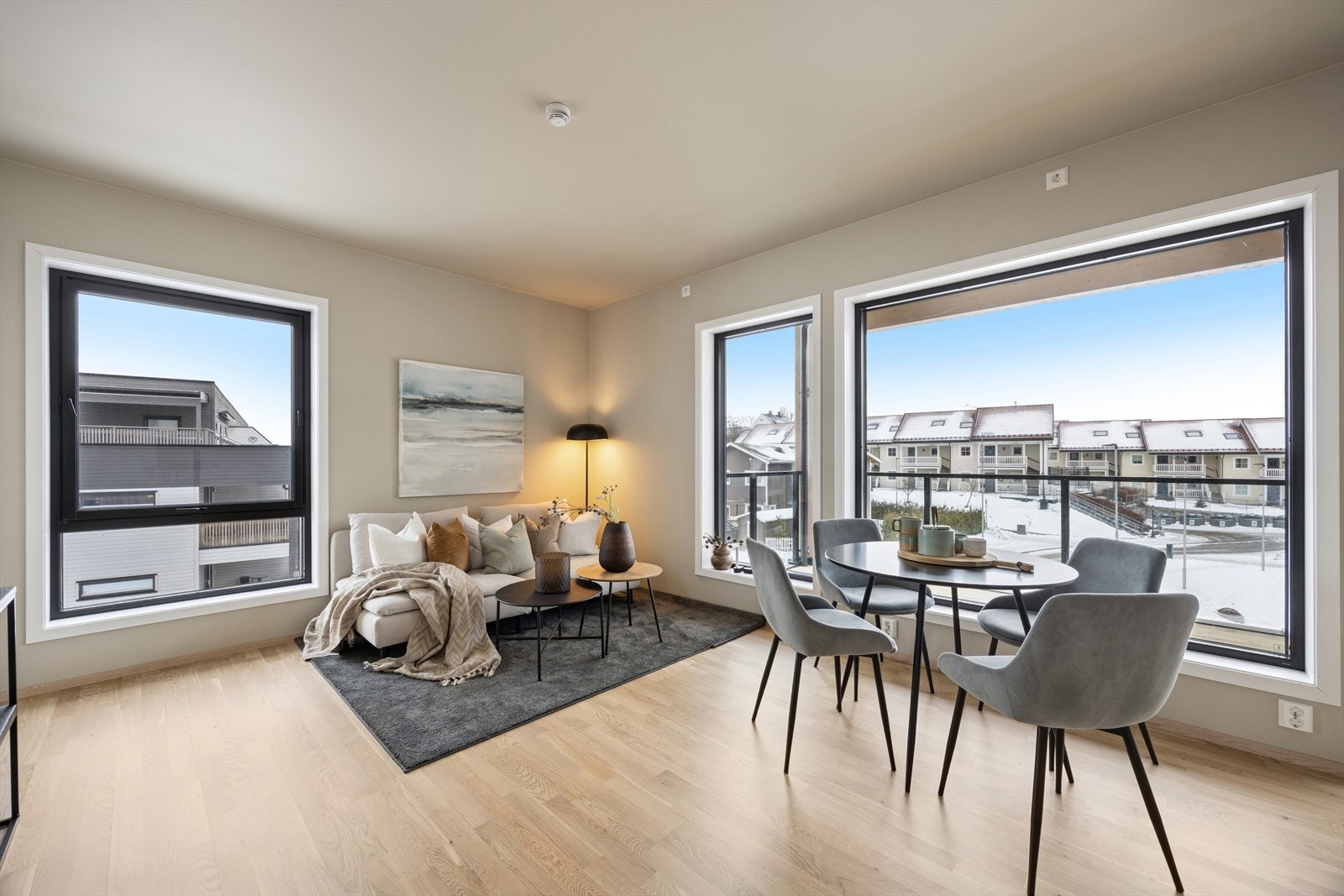 Velkommen inn i denne lyse, flotte stuen i leilighet B2-3 Galleribilde