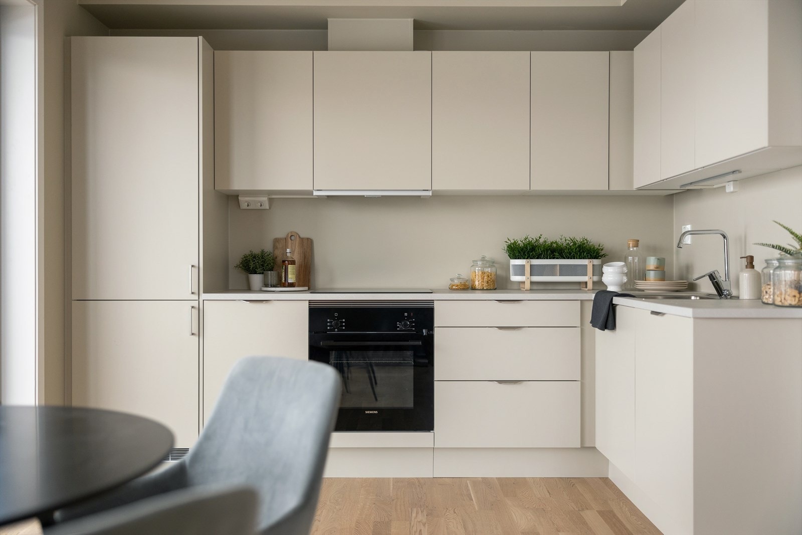 Kjøkkenet har godt med skapplass både oppe og nede. Galleribilde