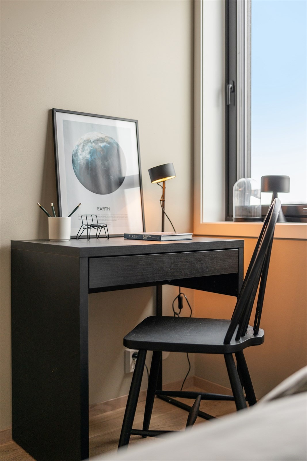 Soverom 2 har fin plass til skrivepult. Galleribilde