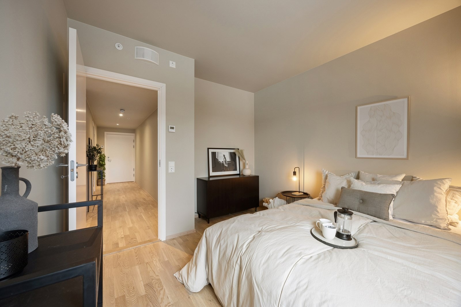 Romslig hovedsoverom med god plass for dobbeltseng og skap. Galleribilde