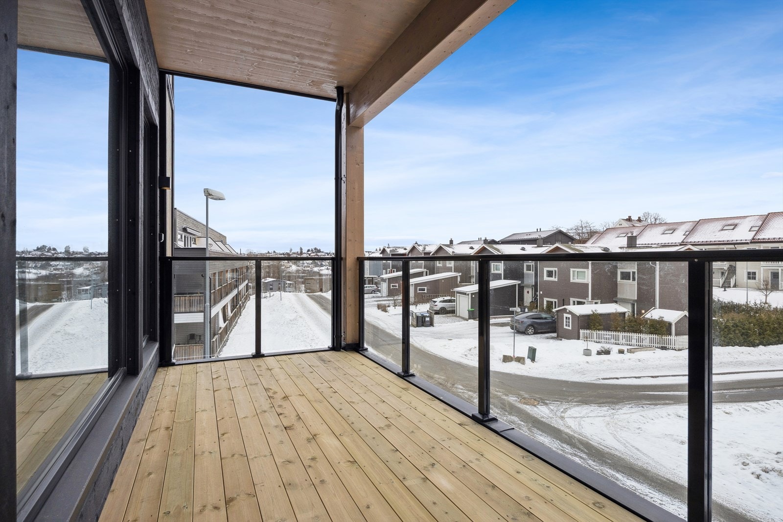 Solrik balkong mot sydvest med tak over. Her kan solen nytes store deler av dagen igjennom. Galleribilde
