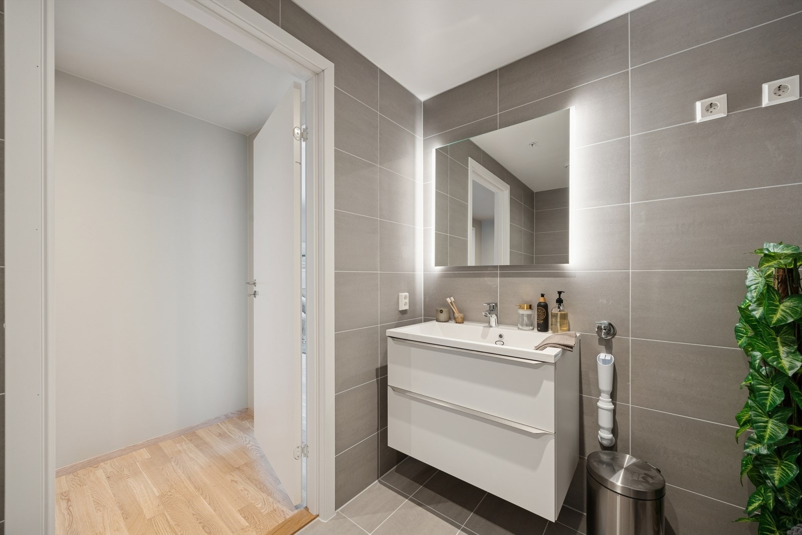 Baderommet har gulvvarme og opplegg for vaskemaskin Galleribilde