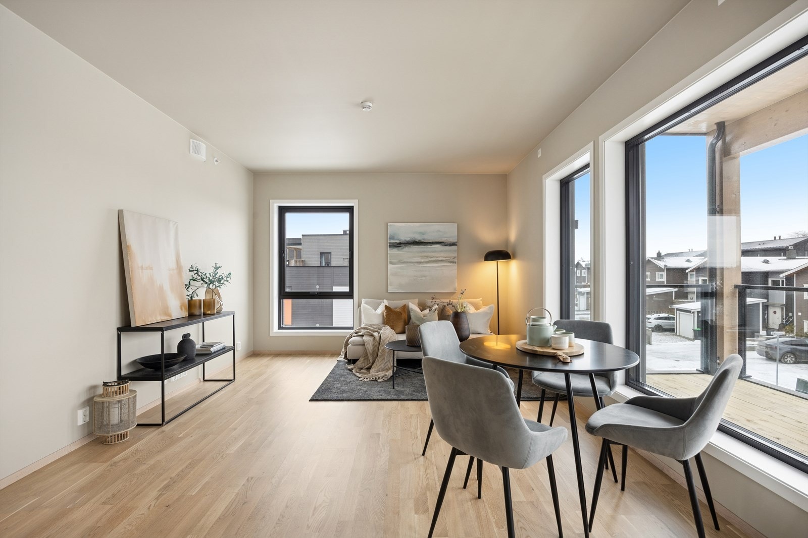 Lys hjørnestue med utgang til stor balkong Galleribilde