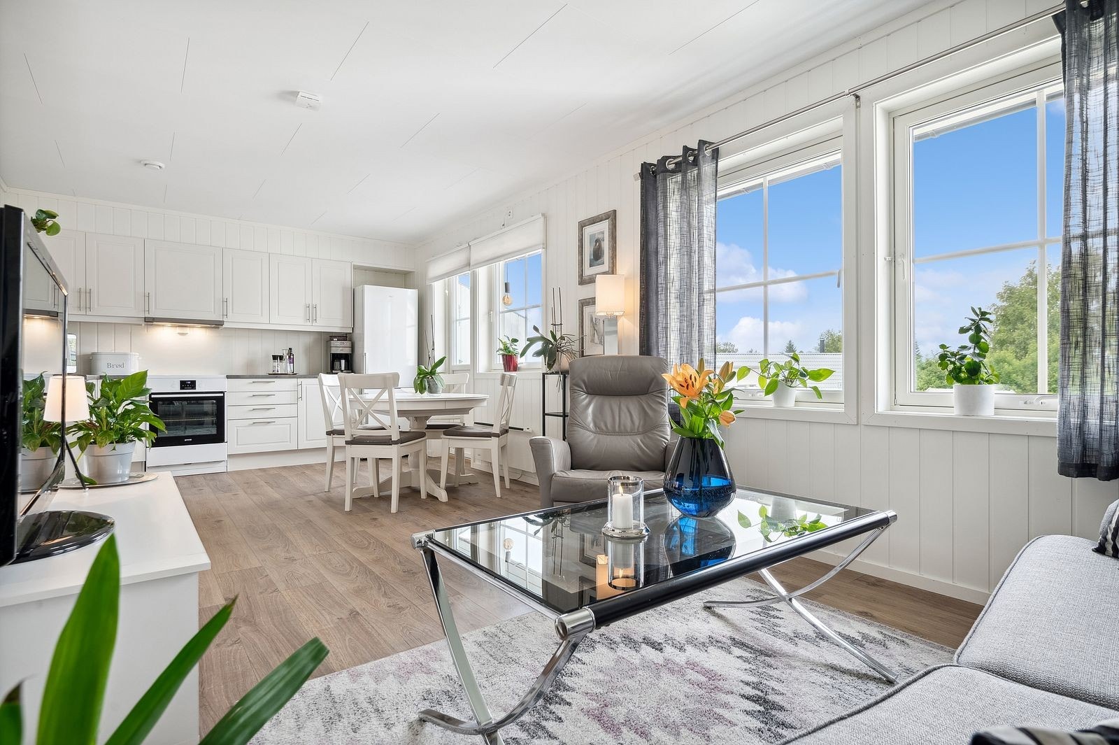 Stor stue med åpen kjøkkenløsning og gode vindusflater. Utgang til solrik veranda ved kjøkkenet. Galleribilde