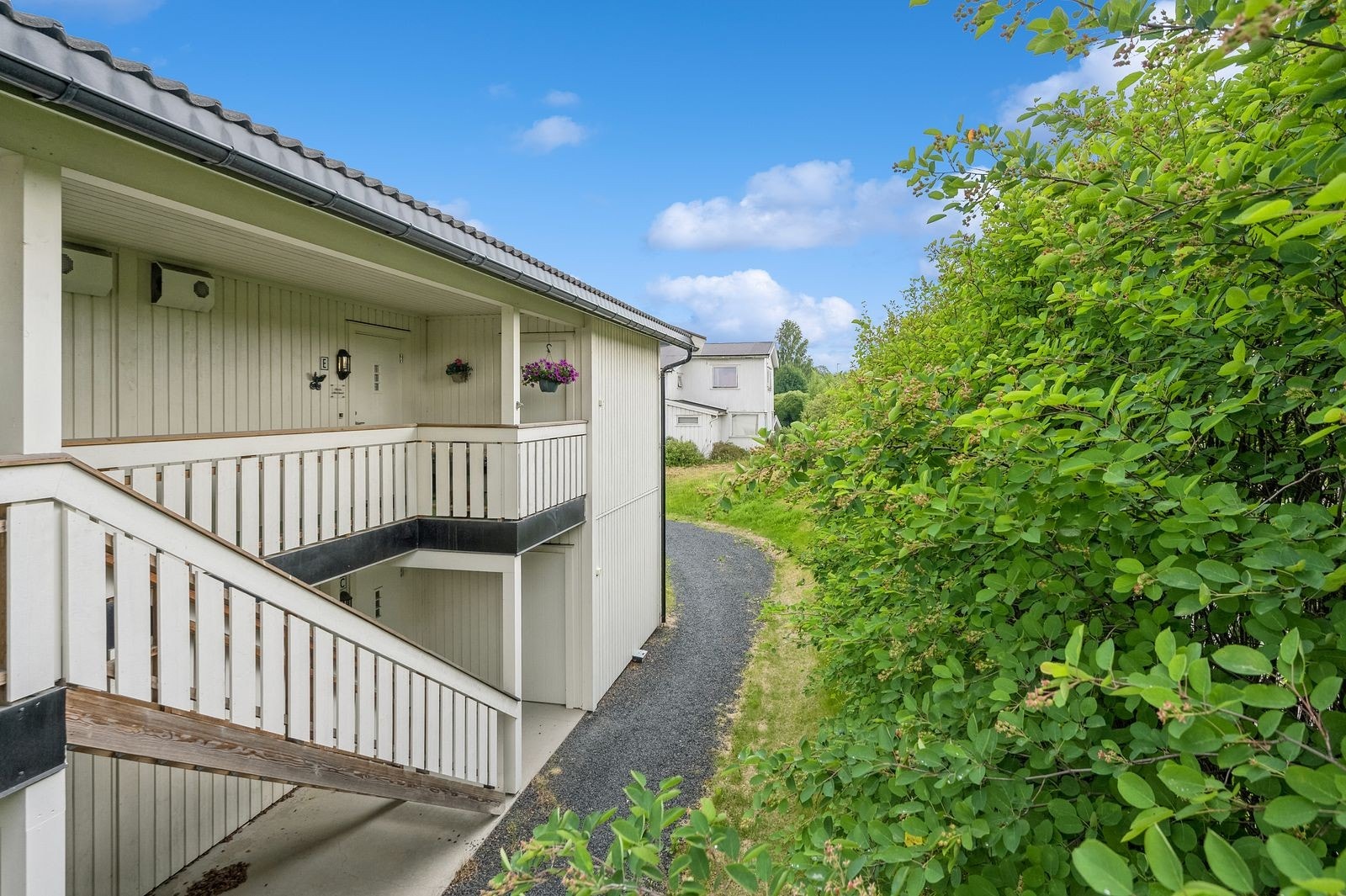 Adkomst til leiligheten bak bygningen. Galleribilde