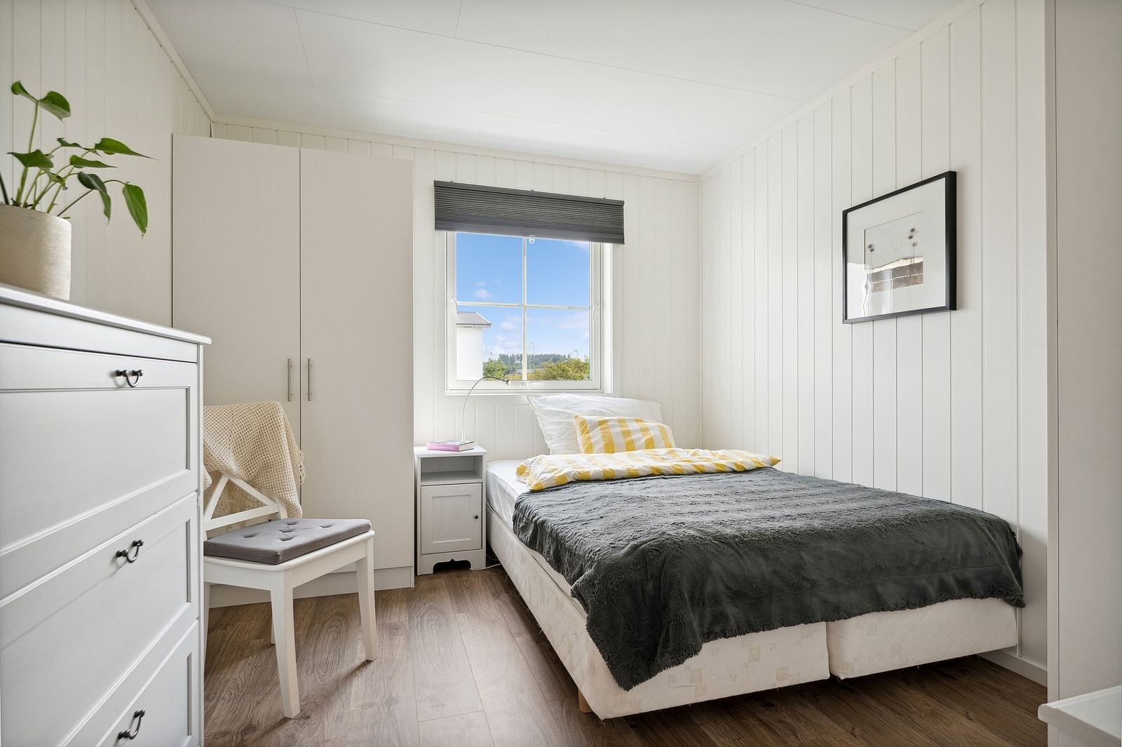 Hovedsoverommet er romslig med plass til en bred seng og garderobeløsninger. Galleribilde