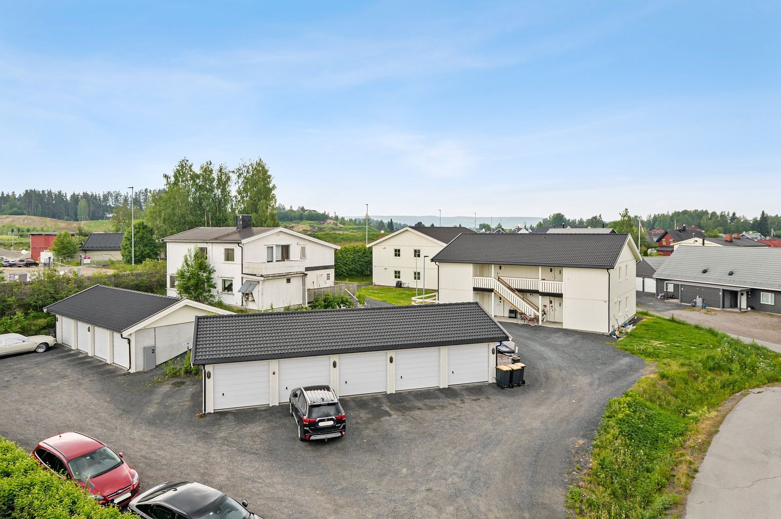 Velholdt sameie med garasjer og gode parkeringsmuligheter. Galleribilde