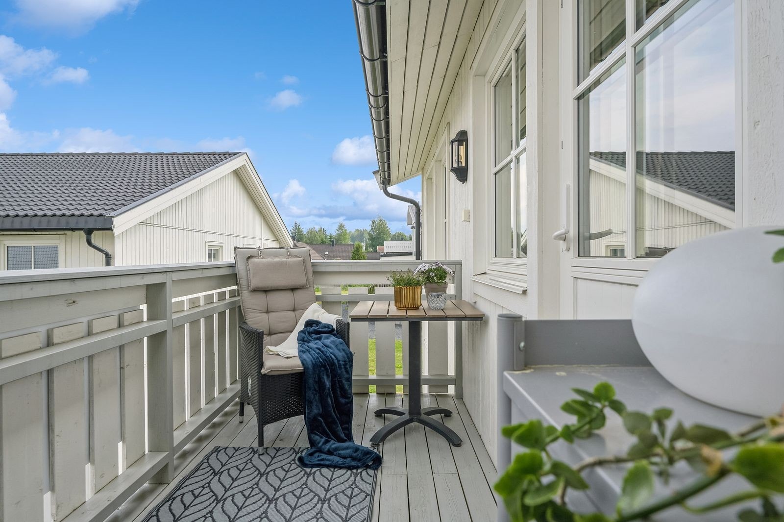 Solrik veranda like utenfor stuen. Galleribilde