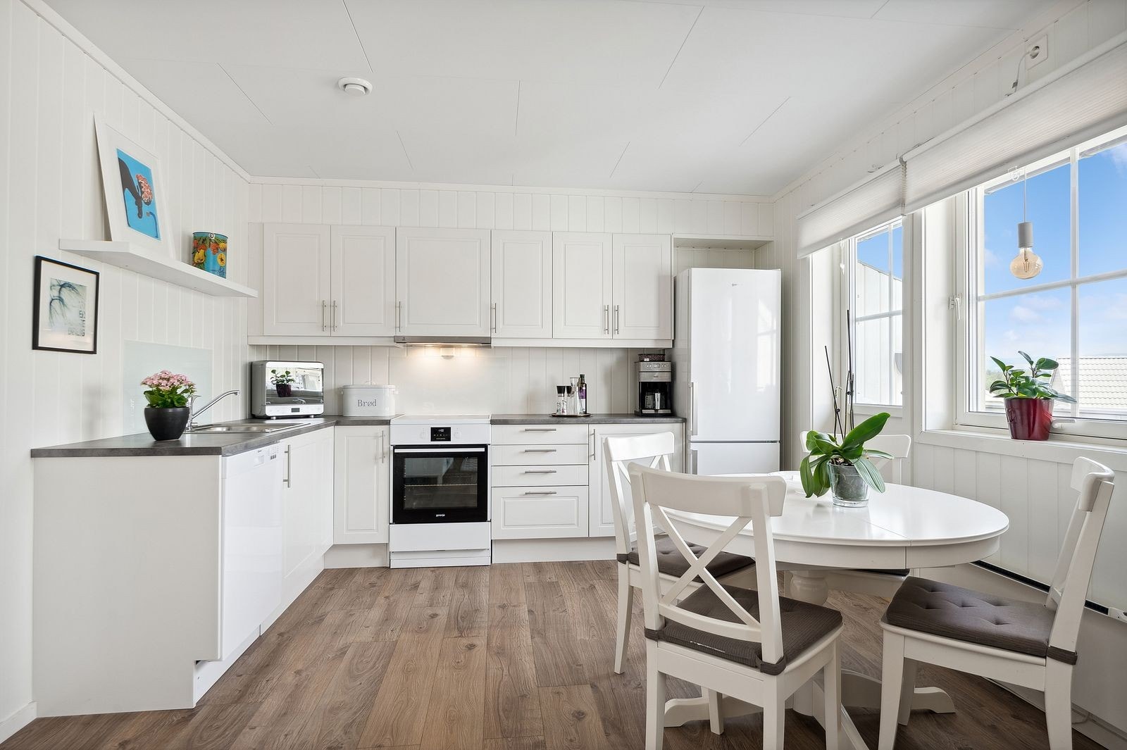 Kjøkkenet har tidløs innredning med nyere komfyr, oppvaskmaskin og kombiskap. Galleribilde