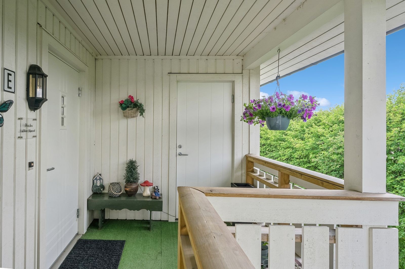 Overbygd inngangsparti med enkelt adkomst til sportsboden. Galleribilde