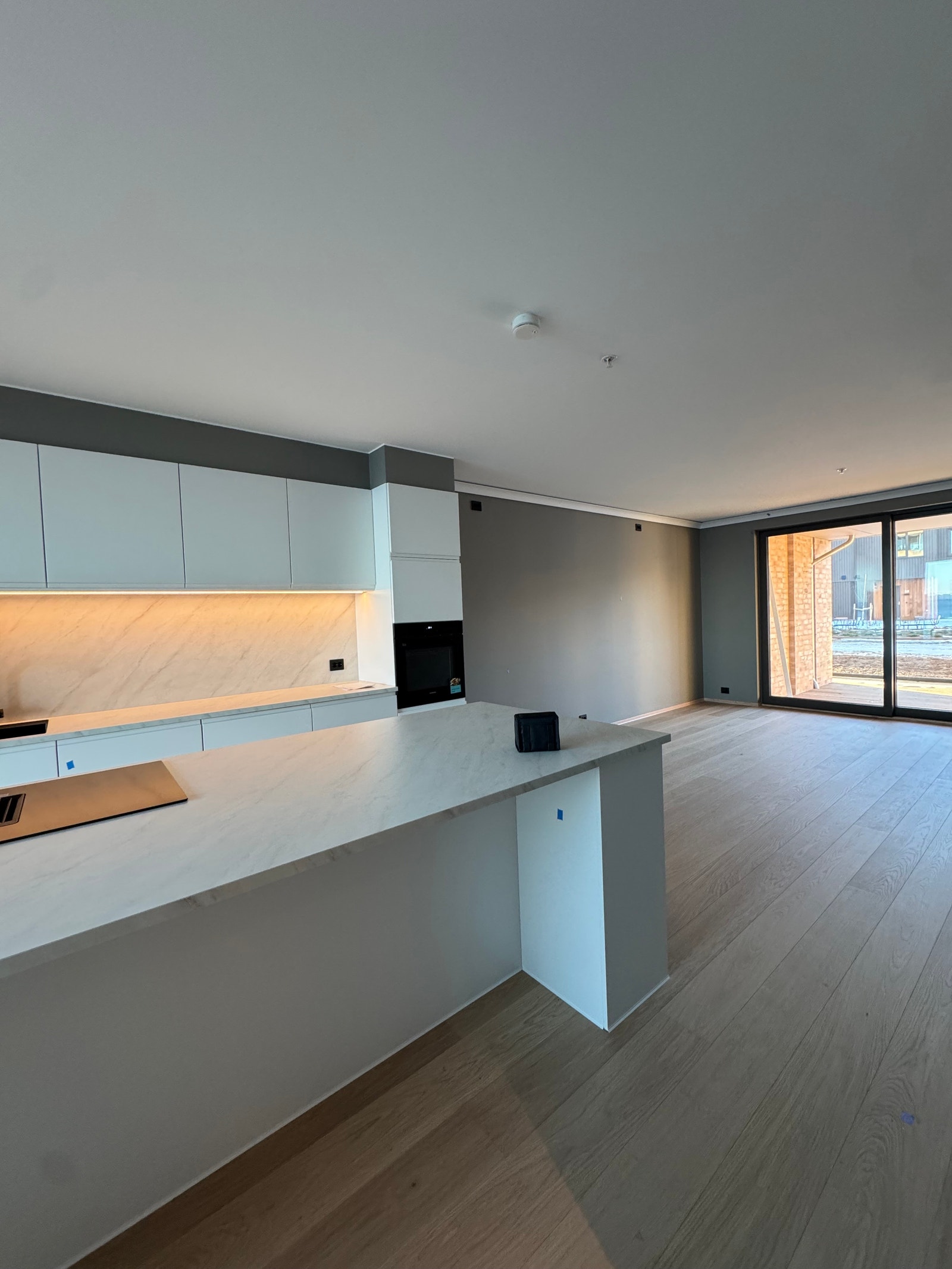 Ny, lekker 4-roms leilighet. Kjøkken med JKE kjøkkeninnredning med hvitevarer fra Siemens. Eik parkett på gulv. Galleribilde